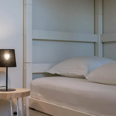 Ferienhaus Coastal Getaway - Free Parking & Balcony - Baldus - 200m From